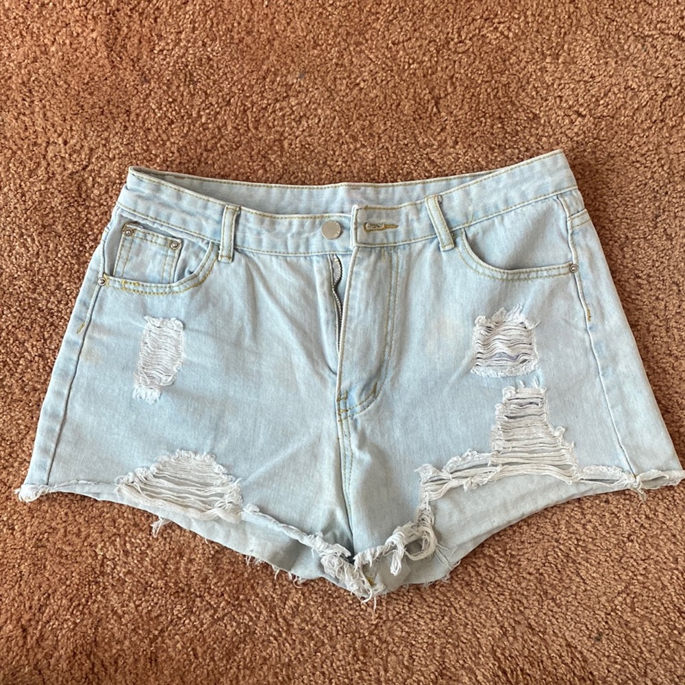 VINTAGE HIGH RISE LIGHT WASH DISTRESSED JEAN SHORTS W/ PAISLEY PATTERNED LINING